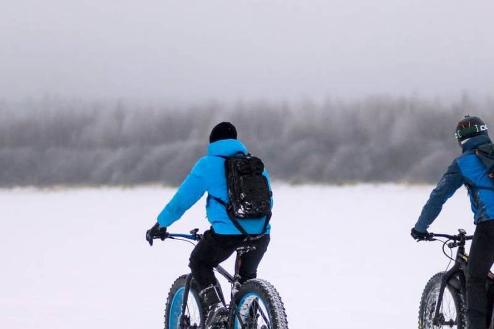 Fatbikes in de sneeuw — illustratiefoto bij de OUXI V8 review